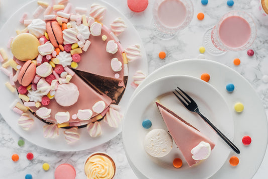 Wie man eine vegane Süßigkeiten-Torte mit Candyguys macht